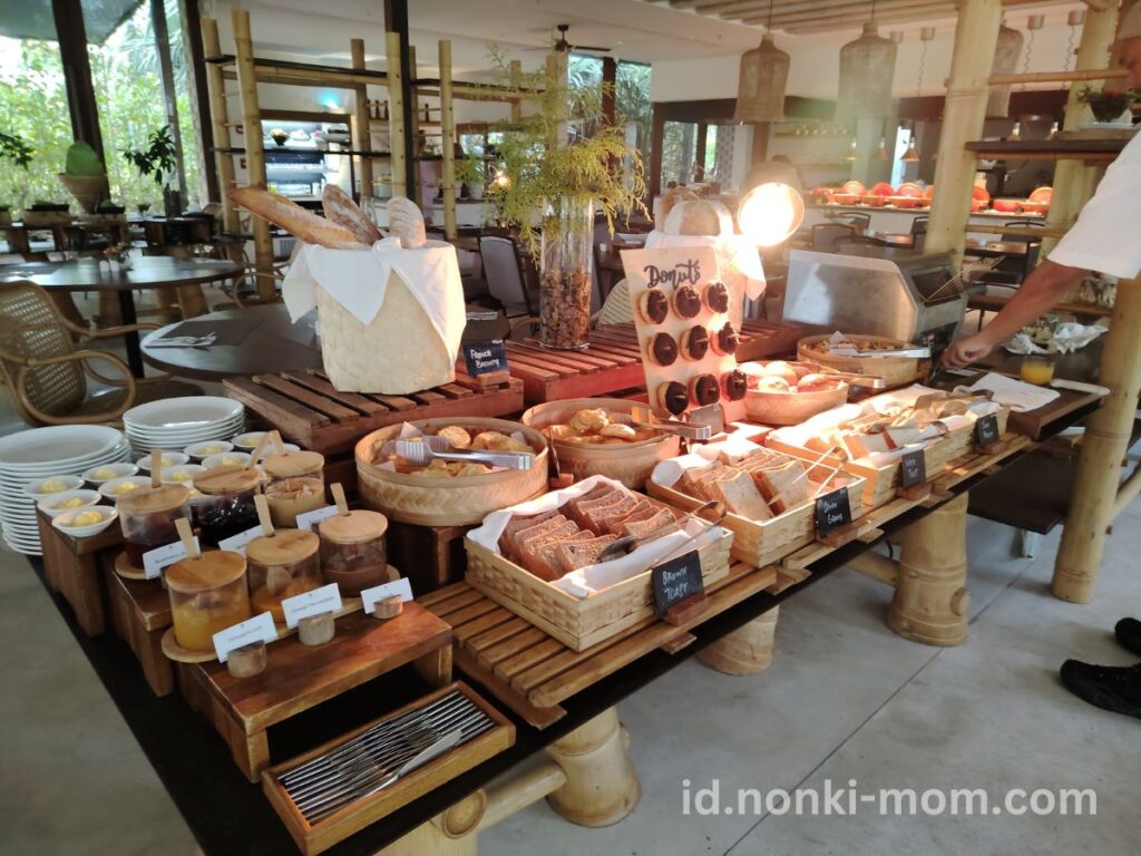 子連れBelitung(ブリトゥン)島-Island Restaurantのパンコーナー
