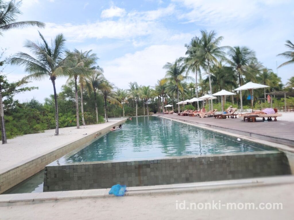 子連れBelitung(ブリトゥン)島-Sheraton ホテルのプール