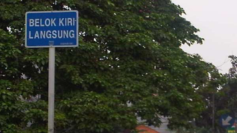 左折可能な交差点の標識